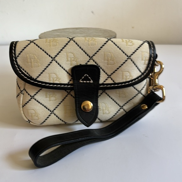 Dooney and Bourke retired pattern wristlet cream and black - Picture 7 of 7